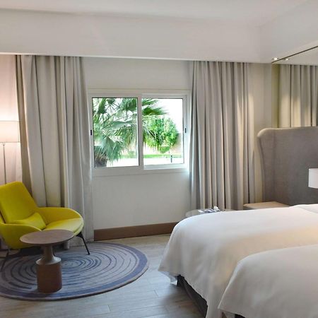 Radisson Blu Resort, Al Khobar 하프문 베이 외부 사진 A room at the hotel