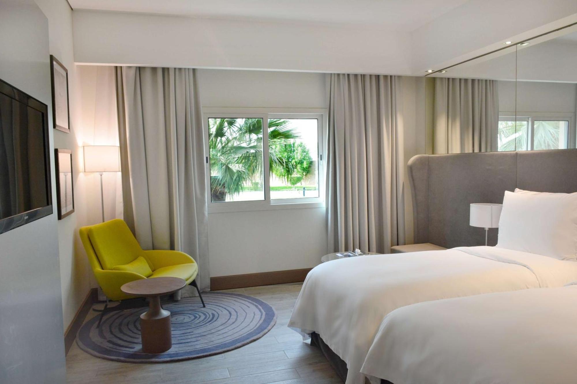 Radisson Blu Resort, Al Khobar 하프문 베이 외부 사진 A room at the hotel