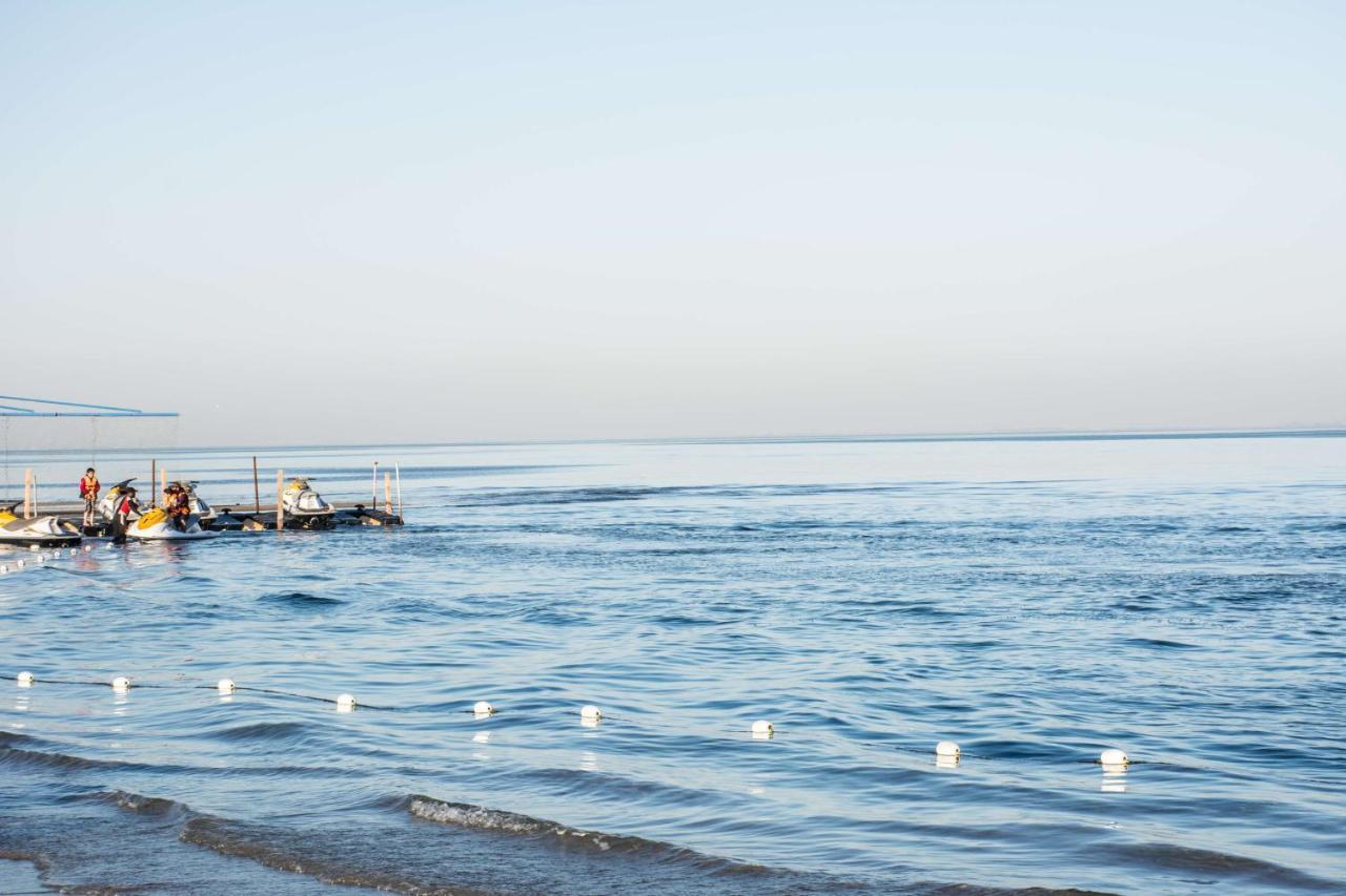 Radisson Blu Resort, Al Khobar 하프문 베이 외부 사진 View of the sea from the beach
