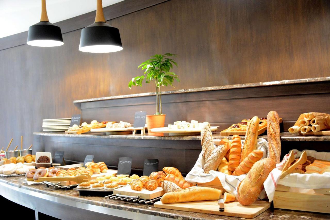 Radisson Blu Resort, Al Khobar 하프문 베이 외부 사진 A bread buffet at a hotel