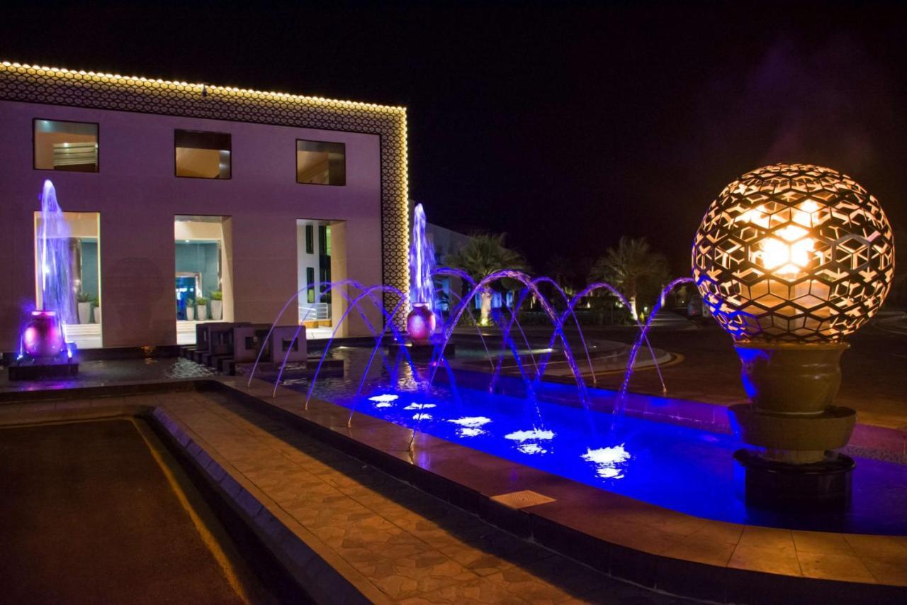 Radisson Blu Resort, Al Khobar 하프문 베이 외부 사진 Fountain at the hotel