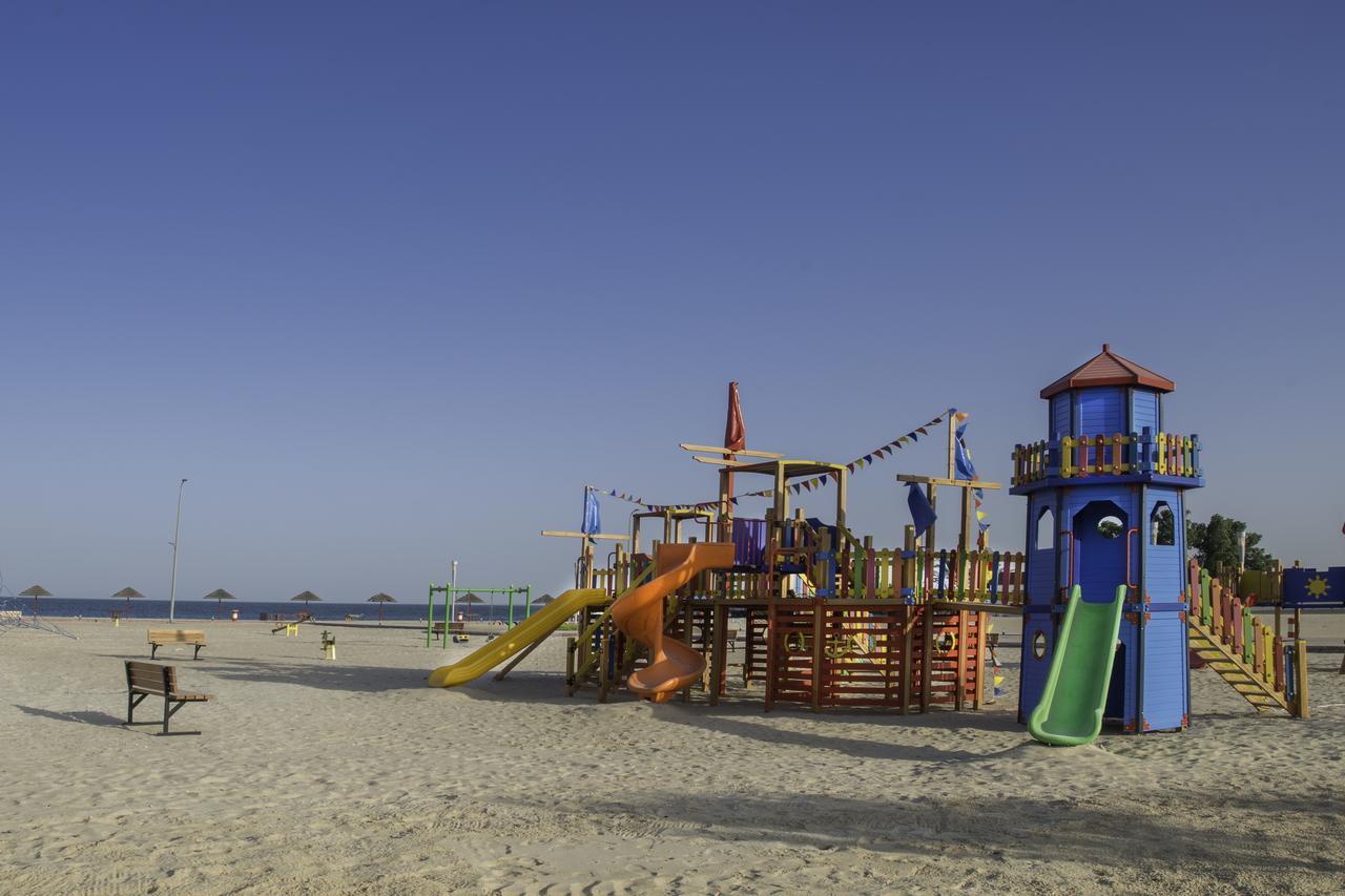 Radisson Blu Resort, Al Khobar 하프문 베이 외부 사진 Playground on the beach