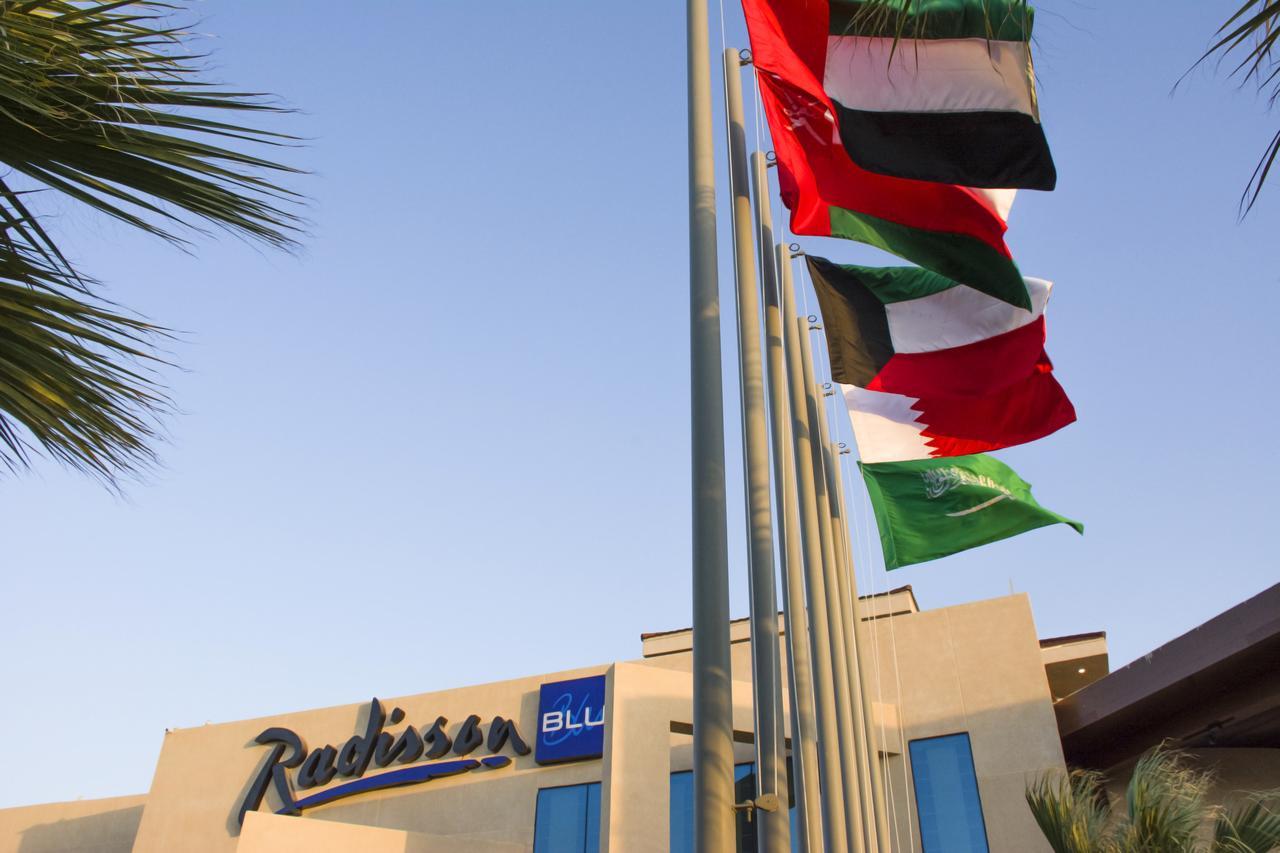 Radisson Blu Resort, Al Khobar 하프문 베이 외부 사진 Flags of the six Gulf Cooperation Council nations at a hotel in the United Arab Emirates