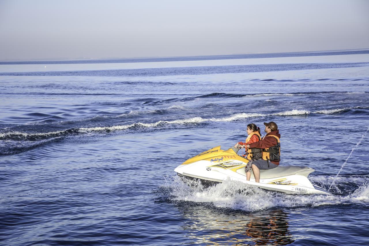 Radisson Blu Resort, Al Khobar 하프문 베이 외부 사진 Jet skiing in the Mediterranean