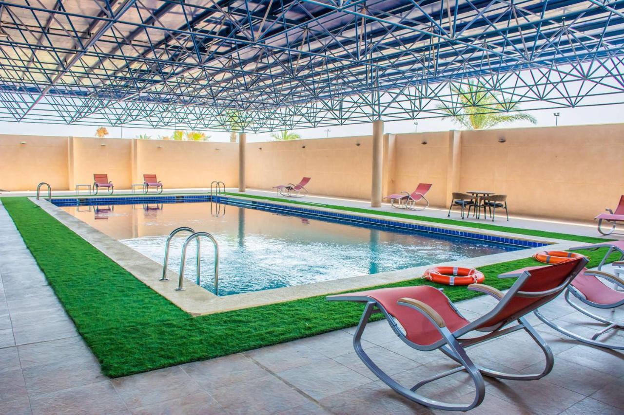 Radisson Blu Resort, Al Khobar 하프문 베이 외부 사진 Swimming pool at the hotel