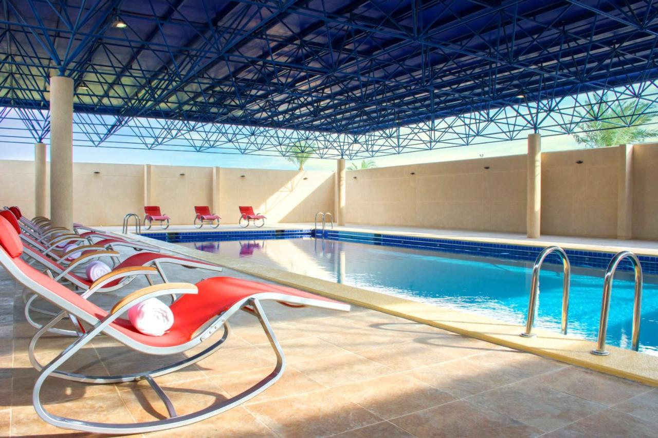 Radisson Blu Resort, Al Khobar 하프문 베이 외부 사진 Swimming pool at the hotel