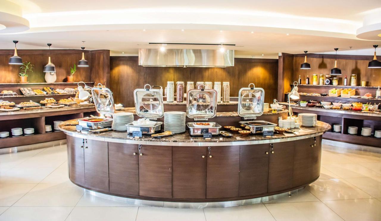 Radisson Blu Resort, Al Khobar 하프문 베이 외부 사진 A buffet at a hotel